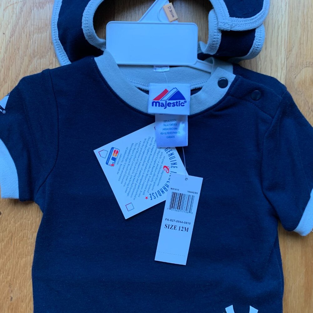 NWT Yankees 3-Piece Onesie Set 12 months Bib and Booties - Picture 13 of 13